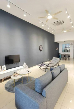 Cozy Landed house at Taman Daya and mount Austin 8 to10 pax